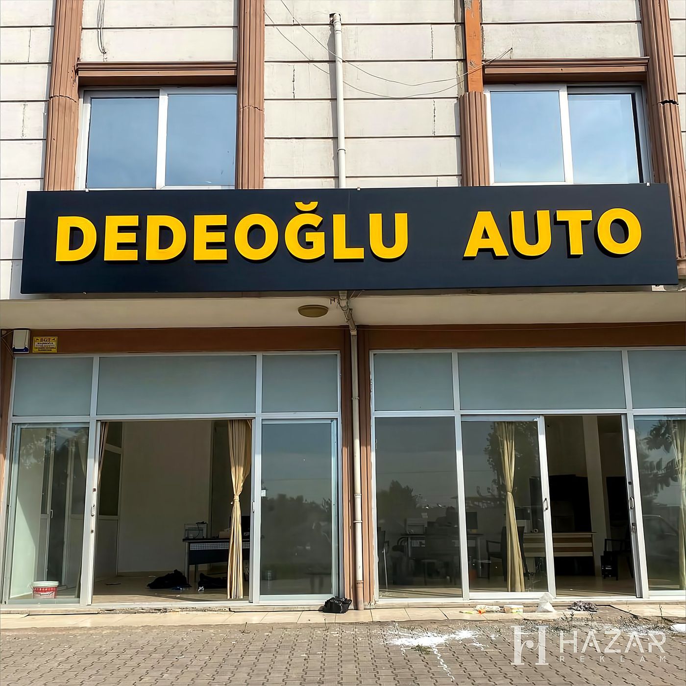 Oto galeri kutu harf tabela