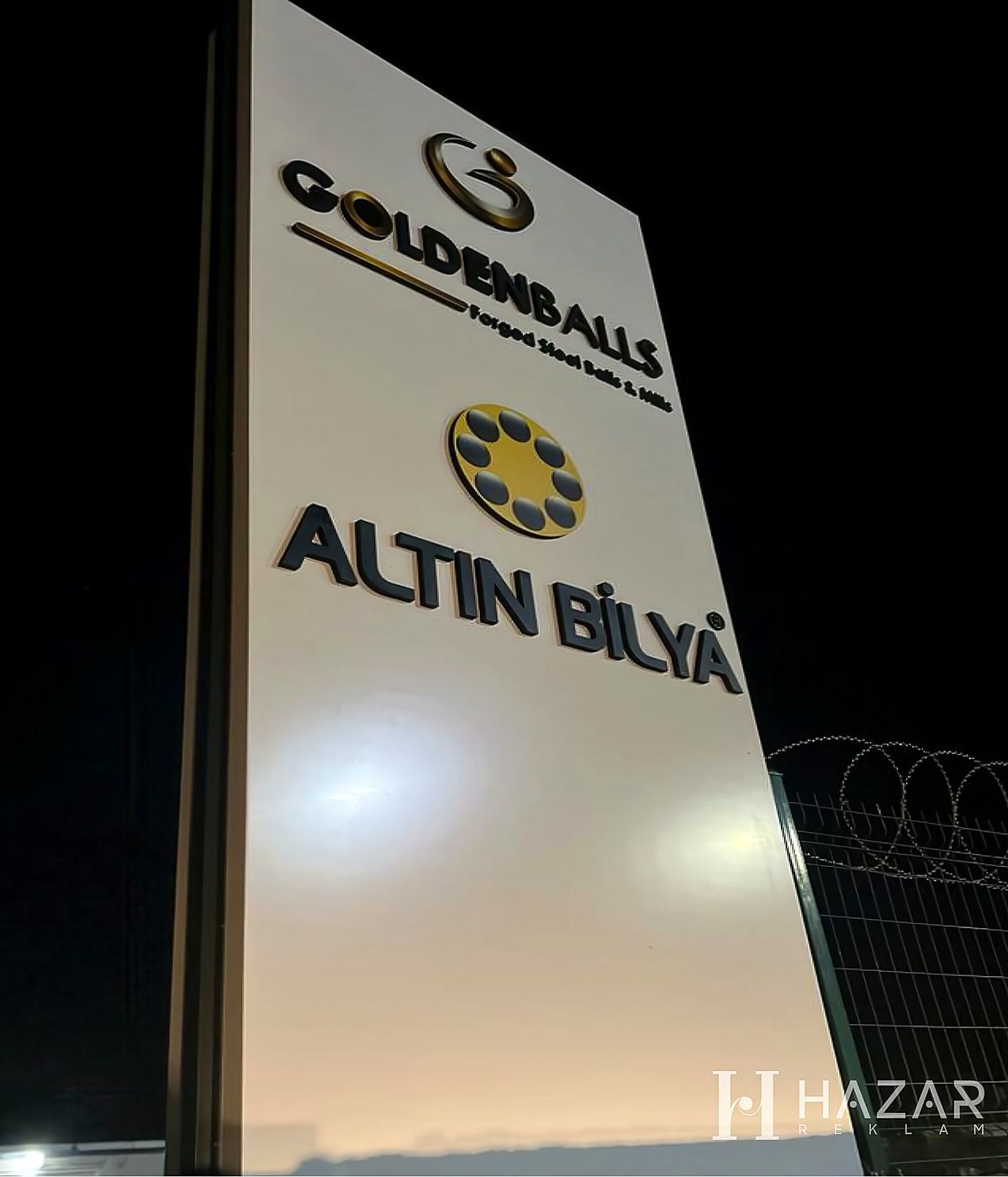 Işıklı totem tabela — gece görünümü