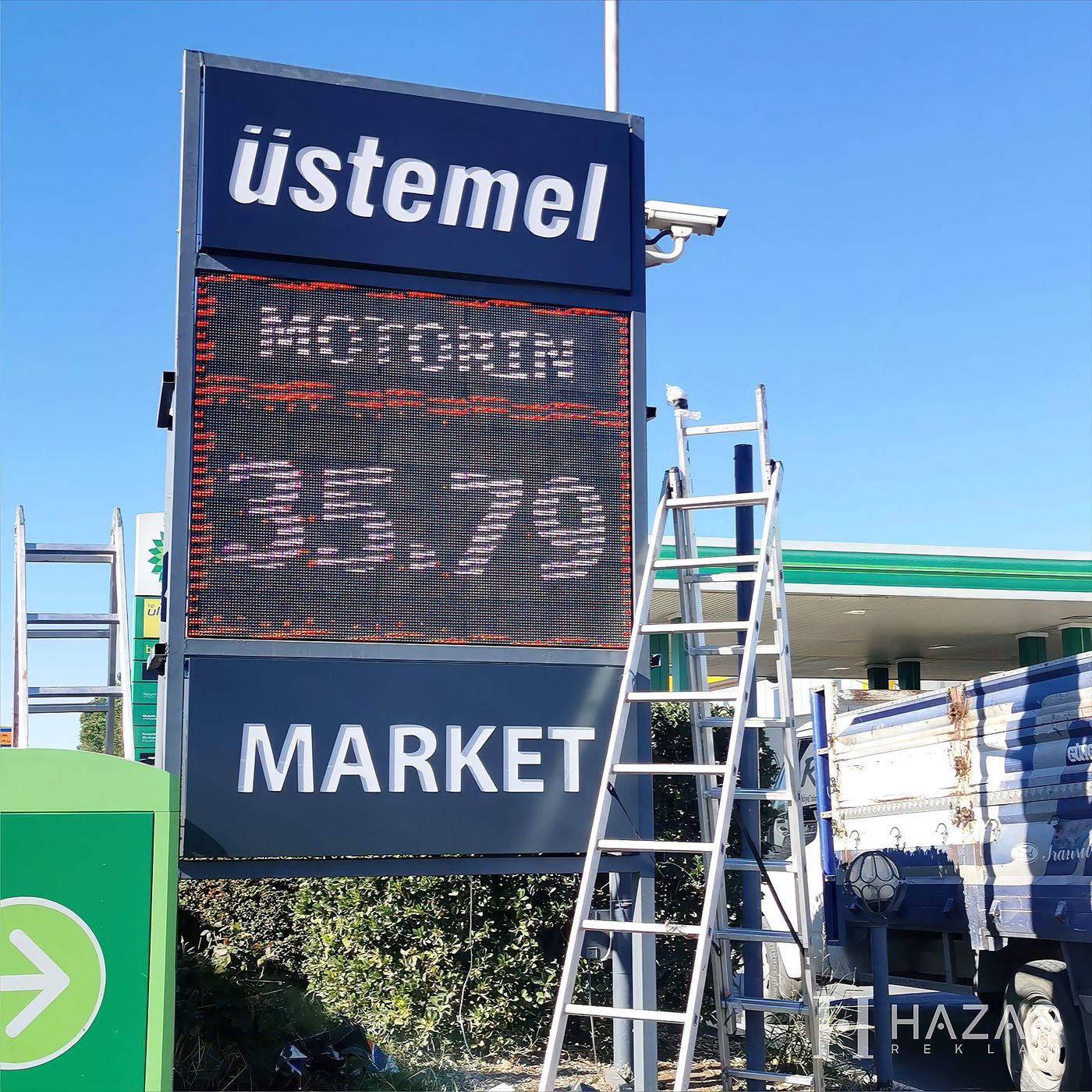 Akaryakıt istasyonu LED fiyat totemi montajı